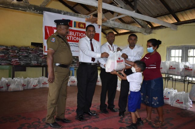 මස්කෙළිය සමන්එලිය විද්‍යාලයේ දරුවන්ට පාසල් උපකරණ සහ වියලි ආහාර ද්‍රව්‍ය බෙදා දෙයි
